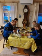 Sakke, Ramin, Onni ja Taisto iltaruokailulla Peräpohjolan pirtissä. Hyvä ruoka maistui leiripäivän päätteeksi.