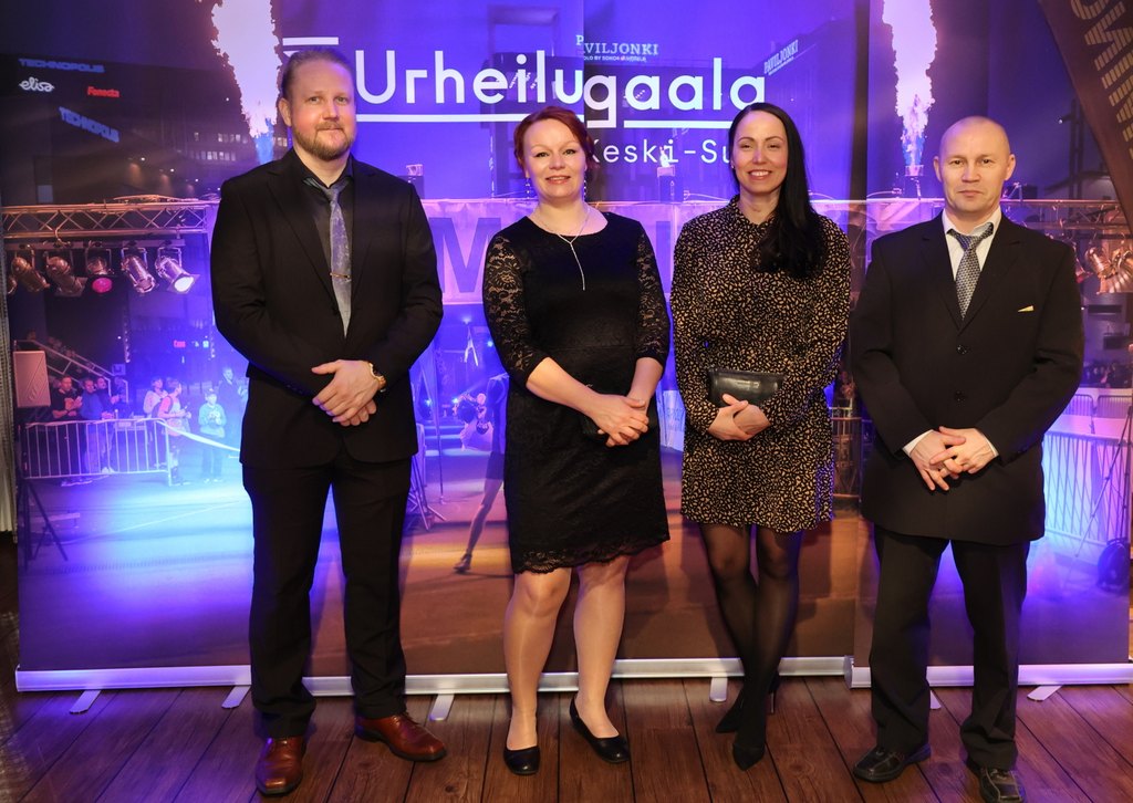 HWJ:n edustajat urheilugaalassa Juha Riutta-aho, Petra Riutta-aho, Krista Paju ja Mika Rantonen