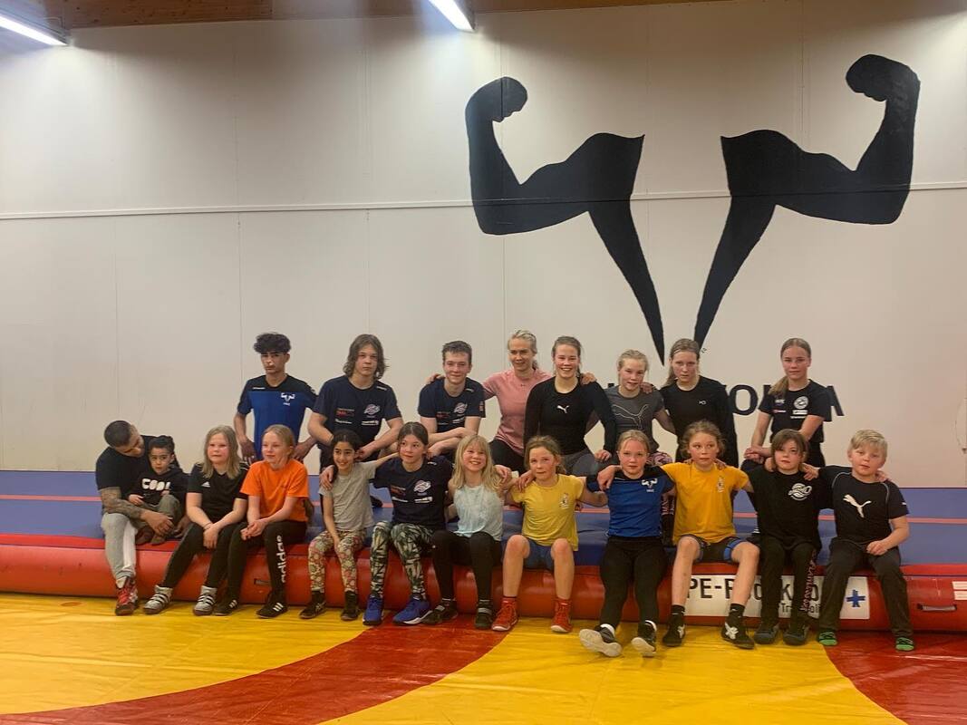 Illan päätteeksi Petran pitämissä painitreeneissä mukana olleet Keski-Suomen painijat.
