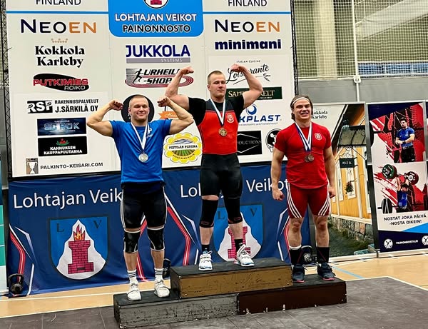 Onni Kontro nosti hopealle yleisen sarjan SM-kisoissa Lohtajalla