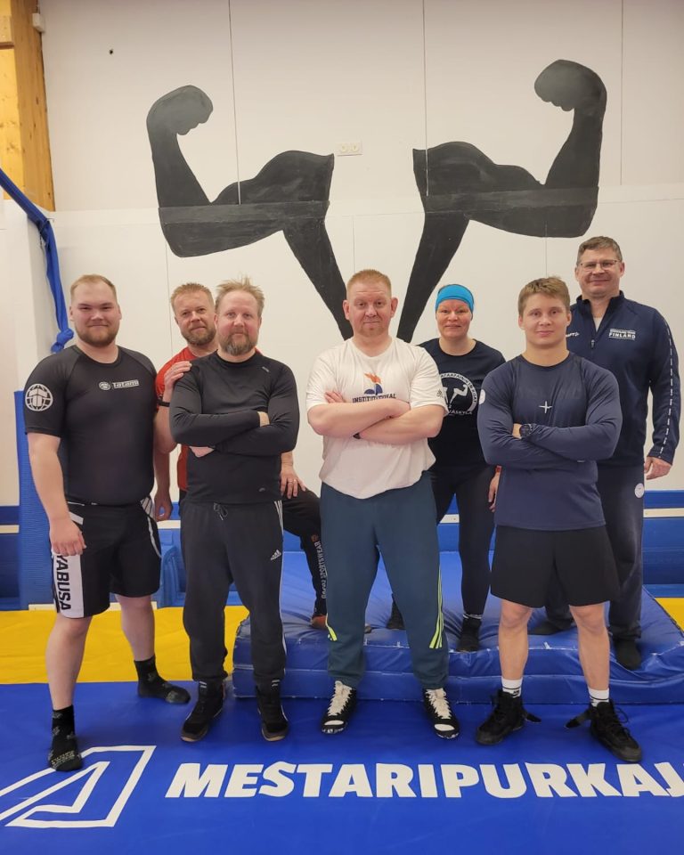 Jonni vieraili aikuisten painikoulussa
